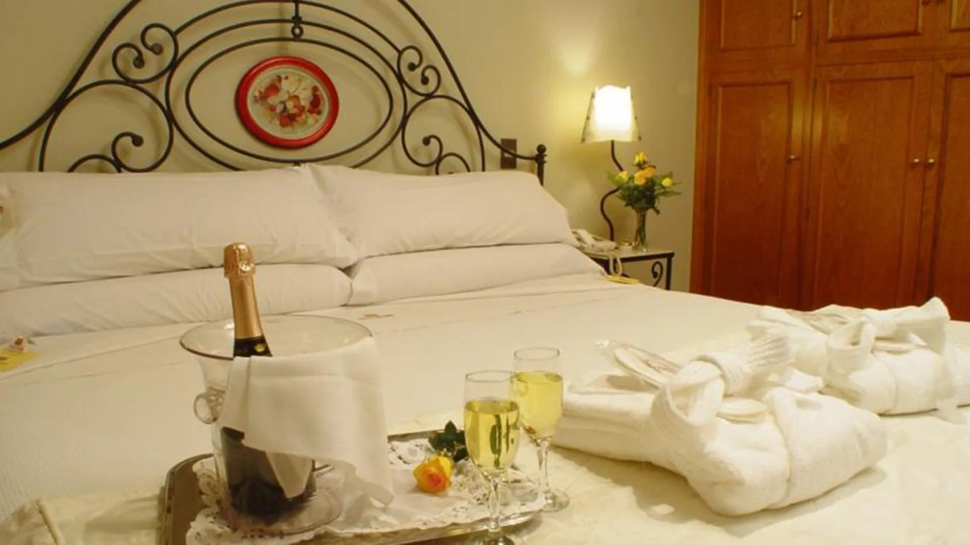 Reina Victoria Suites & Towers Mendoza Hotel