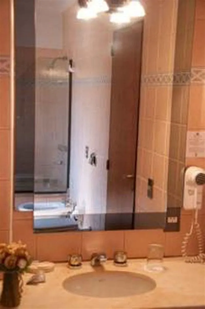 Reina Victoria Suites & Towers Mendoza Hotel