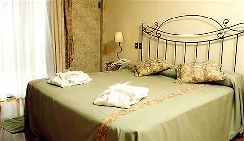 Reina Victoria Suites & Towers Μεντόζα 4*,